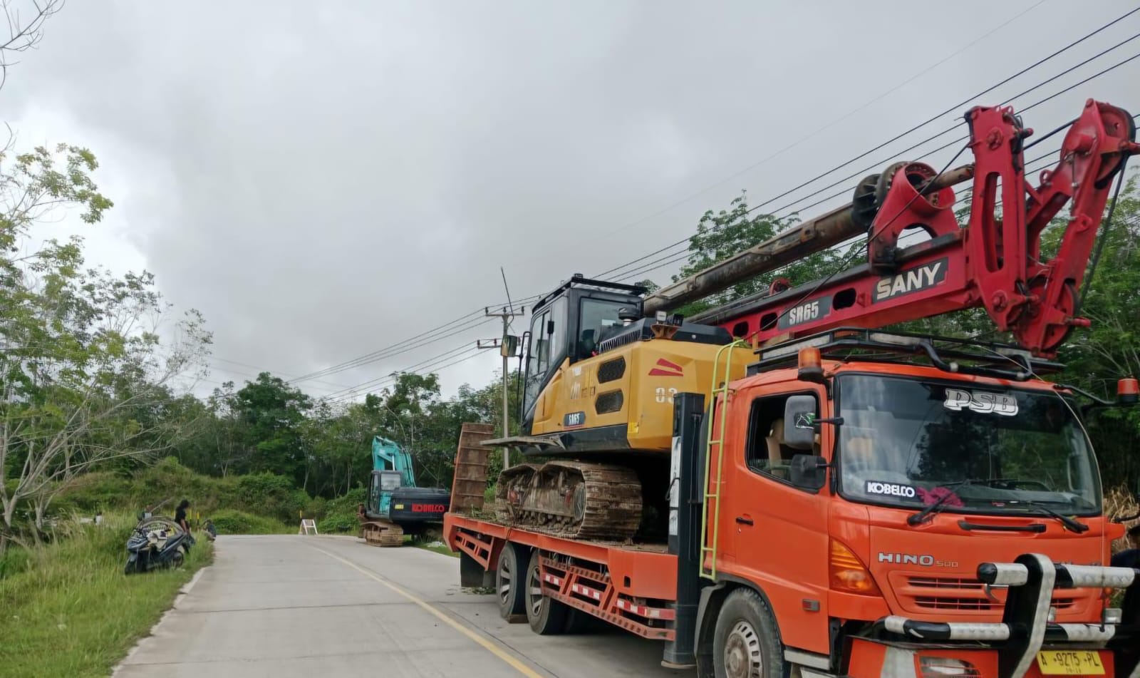 Sejumlah alat berat pada proyek pengerjaan jalan nasional ruas Bayah-Cibareno kembali beroperasi setelah kedatangan material bangunan. (Foto: Istimewa)