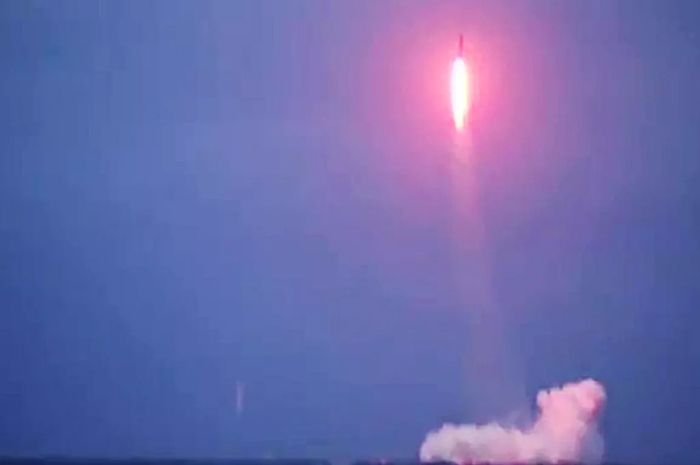 Peluncuran rudal balistik Sineva dari kapal selam Bryansk di Laut Barents.