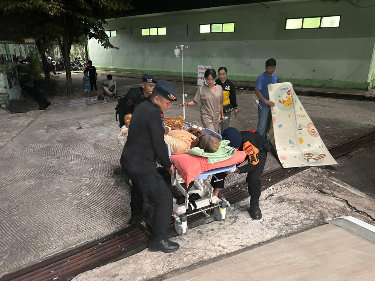 Brimob Polda Kaltara membantu para penyitas gempa di Tarakan (Dok Polda Kaltara)