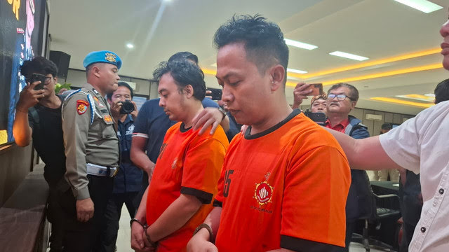 Dua pelaku pembunuhan sopir taksi online di tol Jagorawi ditangkap. (Humas Polres Bogor)