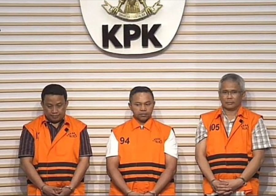 Gubernur Riau Abdul Wahid (tengah) mengenakan rompi orange setelah ditetapkan tersangka oleh penyidik KPK. (Dok KPK)