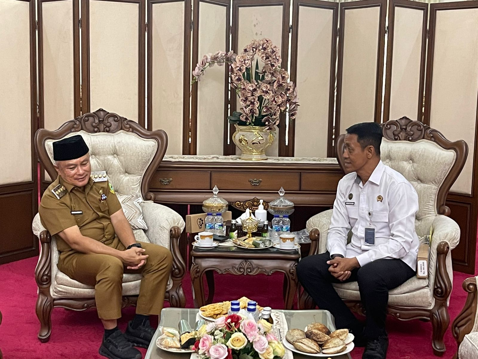 Kepala Lembaga Pemasyarakatan (lapas) Kelas IIA Kuningan, Sukarno Ali lakukan audiensi dengan Bupati Kuningan Dian Rachmat Yanuar (Dok Lapas Kuningan)