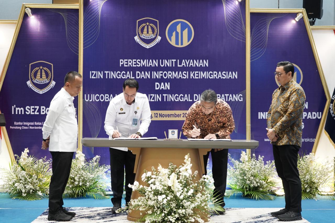 Direktur Izin Tinggal dan Status Keimigrasian Is Edy Ekoputranto meresmikan layanan I’m SEZ di KEK Industropolis Batang, Rabu (12/11/2025) (Ditjen Imigrasi untuk Hallonews).