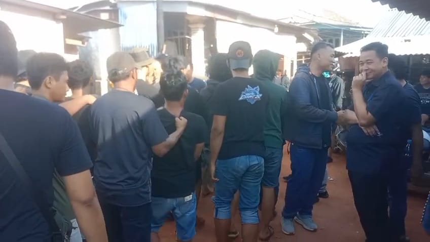 Petugas BNN bersama tim gabungan mengamankan sejumlah tersangka saat penggerebekan markas narkoba di kawasan Sukadamai, Toboali, Bangka Selatan. (Dokumen BNN Babel).