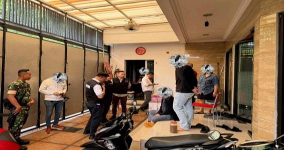 Tim Kejaksaan Negeri Jakarta Timur melakukan penggeledahan di salah satu unit Suku Dinas Perindustrian Jakarta Timur, Senin (10/11/2025). (Dok Kejari Jaktim)