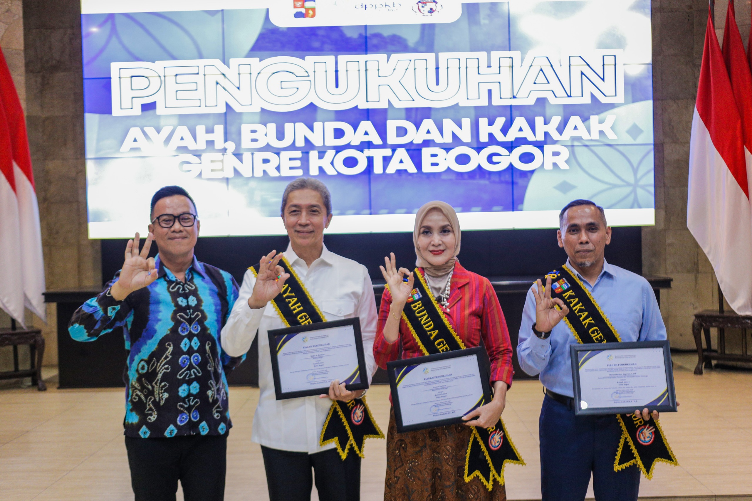 Pengukuhan Wali Kota Bogor, Dedie Rachim dan istrinya sebagai ayah dan bunda GenRe. (Dok Humas Pemkot Bogor)