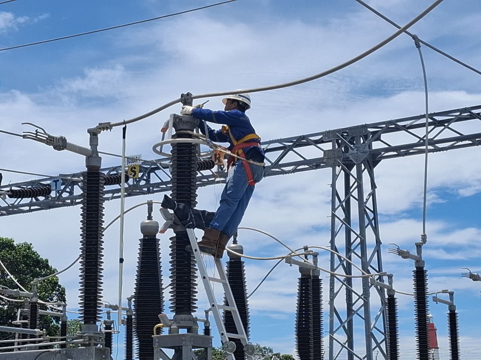 Petugas PLN tengah melakukan perbaikan dan pemeriksaan jaringan di landing point Tanjung Carat sebagai bagian dari proses recovery SKLT Sirkit II interkoneksi Sumatera–Bangka. (Dok PLN)
