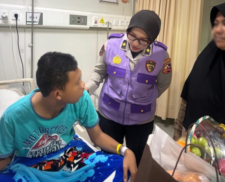 Petugas Polda Metro Jaya melaksanakan kegiatan pendampingan psikososial pada korban ledakan SMAN 72 (Dok Polda Metro)