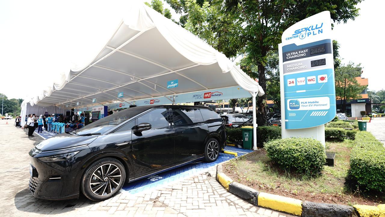 Suasana SPKLU Center PLN di Rest Area KM 10,6 Tol Jagorawi yang dilengkapi fasilitas Ultra Fast Charging beroperasi 24 jam. (Dok PLN)