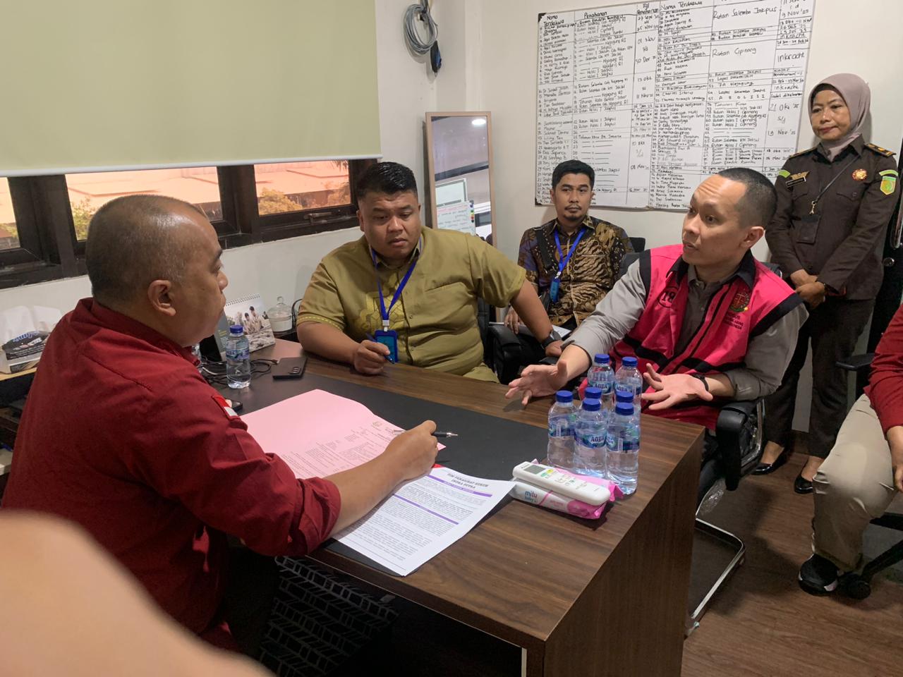 Delapan tersangka kasus korupsi tata kelola minyak Pertamina saat diserahkan dari penyidik JAM Pidsus Kejagung ke Jaksa Penuntut Umum di Kejari Jakarta Pusat, Rabu (5/11/2025).(HALLONEWS/Anjas)